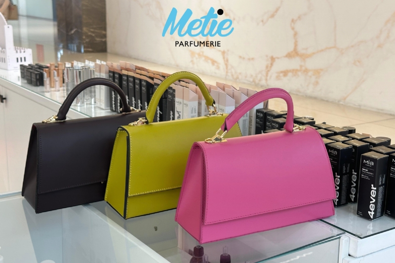 Body mist aromatik, parfum femrash, gloss buze, fondatine e lehte, Mia skincare, krem trupi me arome, make-up ditor, trajtim hidratues, puder ndritshme, arome e qendrueshme, display elegant, Metie Parfumerie.